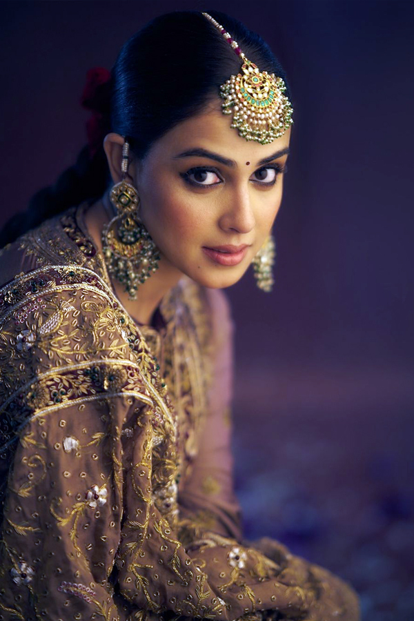 Actress Genelia Deshmukh shares beautifull pics as diwali vibes11