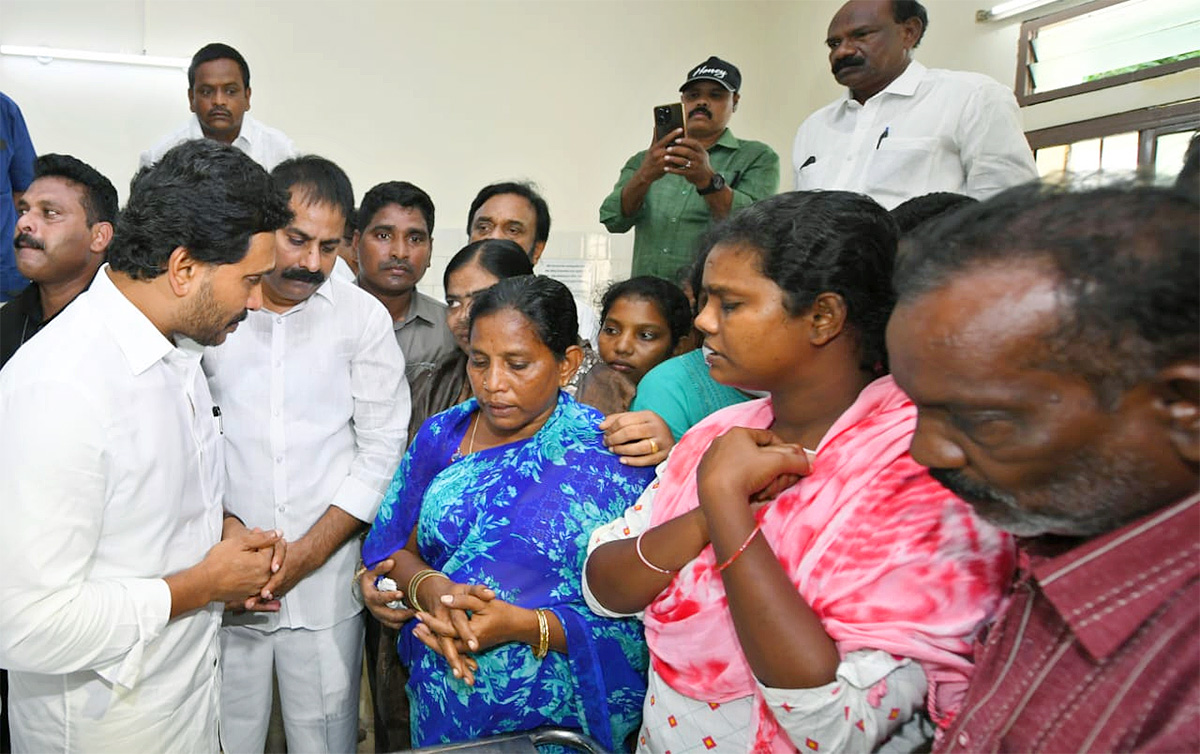 YSRCP Chief YS Jagan Mohan Reddy Consoles Sahana Family In Guntur; See Photos 1