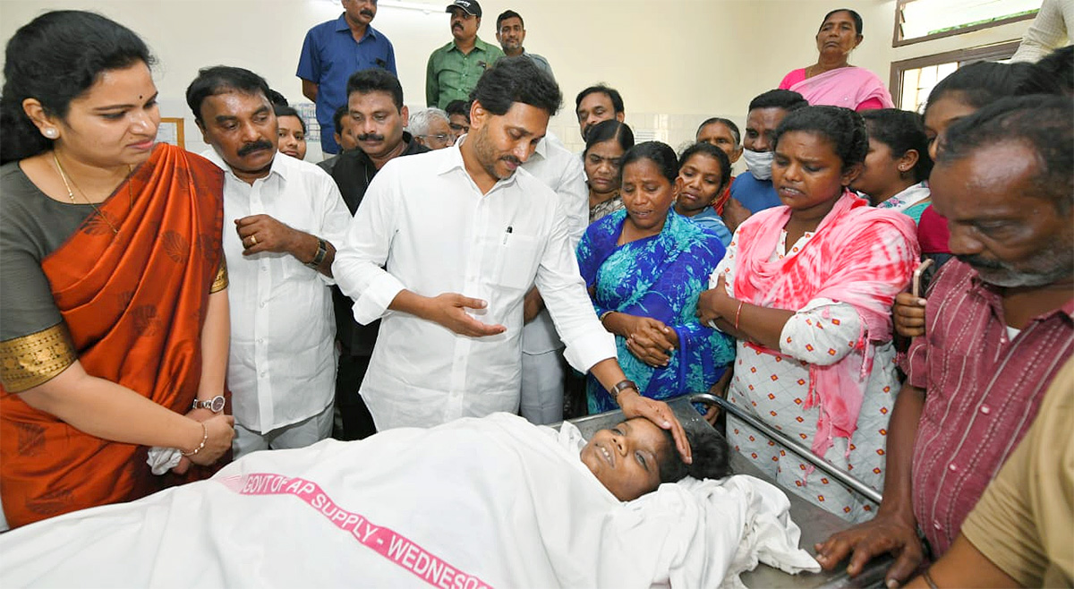 YSRCP Chief YS Jagan Mohan Reddy Consoles Sahana Family In Guntur; See Photos 8