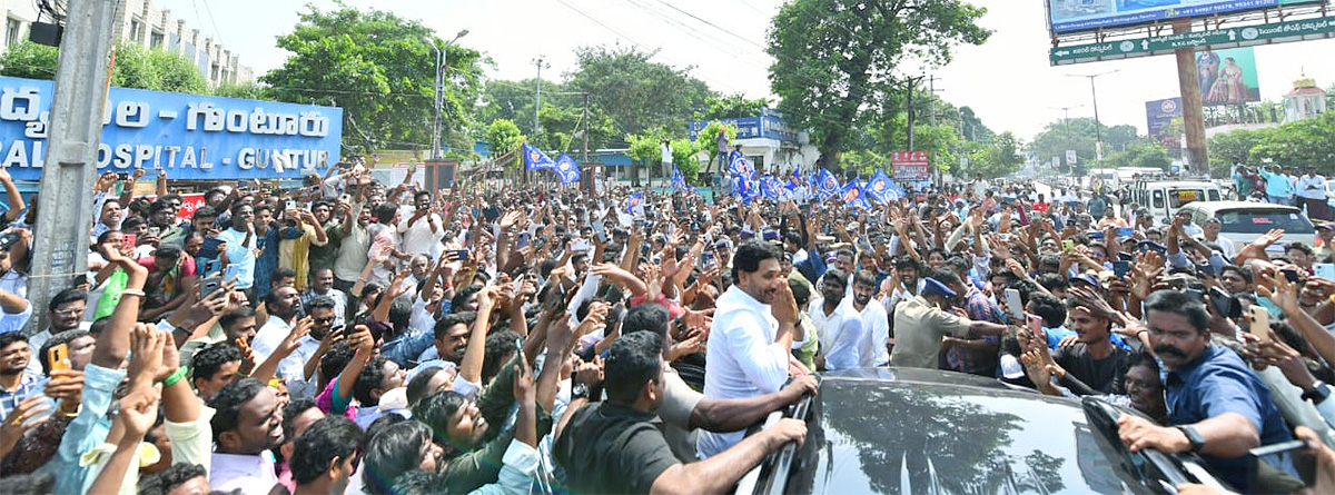 YSRCP Chief YS Jagan Mohan Reddy Consoles Sahana Family In Guntur; See Photos 9