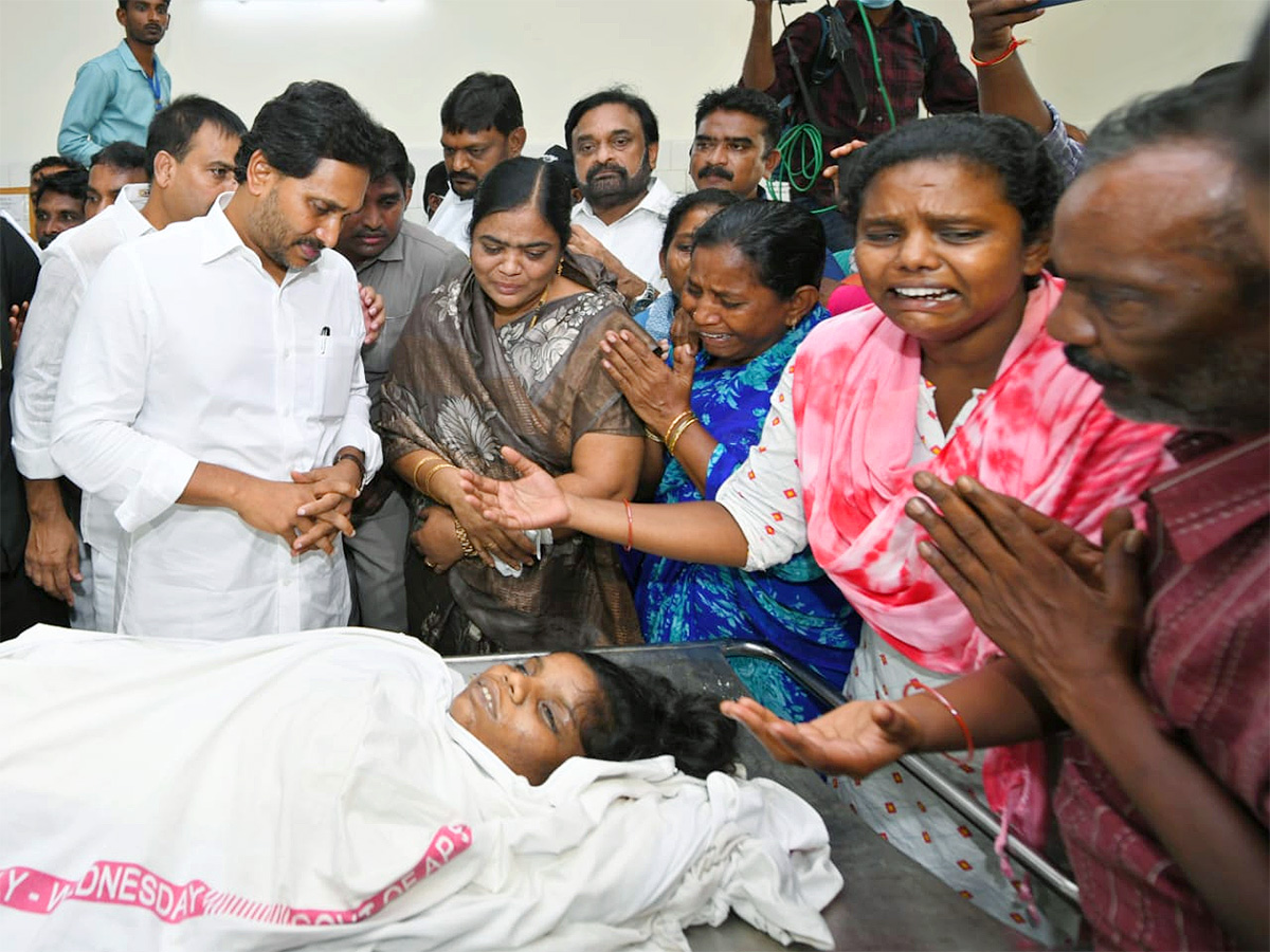 YSRCP Chief YS Jagan Mohan Reddy Consoles Sahana Family In Guntur; See Photos 10