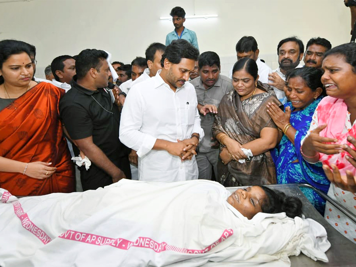 YSRCP Chief YS Jagan Mohan Reddy Consoles Sahana Family In Guntur; See Photos 11