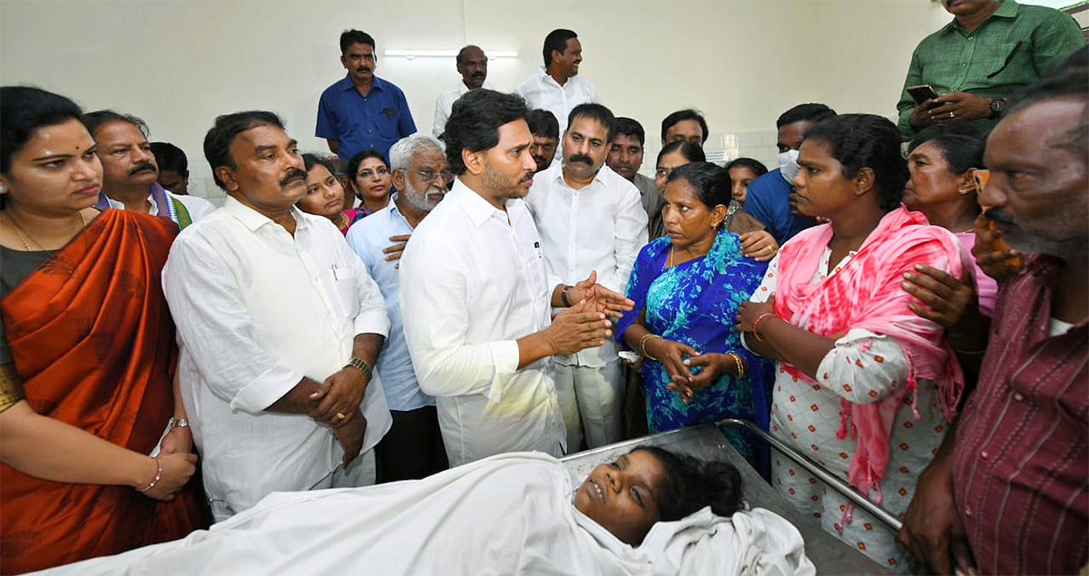 YSRCP Chief YS Jagan Mohan Reddy Consoles Sahana Family In Guntur; See Photos 12