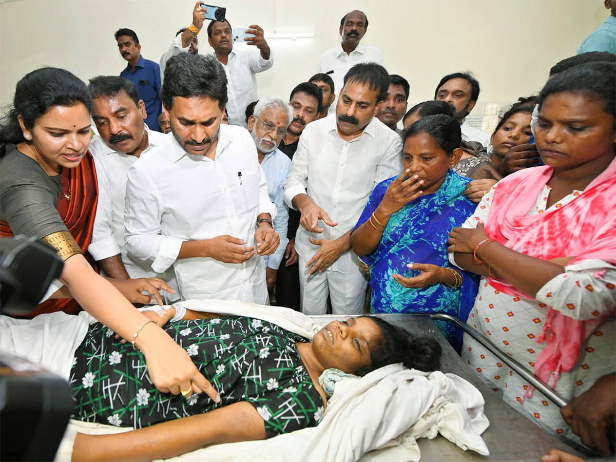 YSRCP Chief YS Jagan Mohan Reddy Consoles Sahana Family In Guntur; See Photos 13