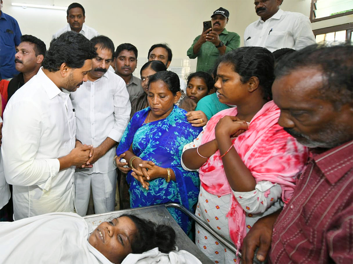 YSRCP Chief YS Jagan Mohan Reddy Consoles Sahana Family In Guntur; See Photos 2