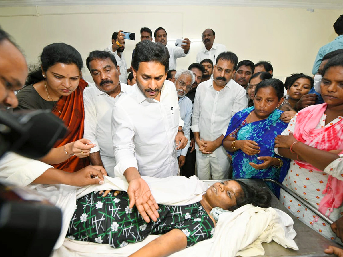 YSRCP Chief YS Jagan Mohan Reddy Consoles Sahana Family In Guntur; See Photos 4