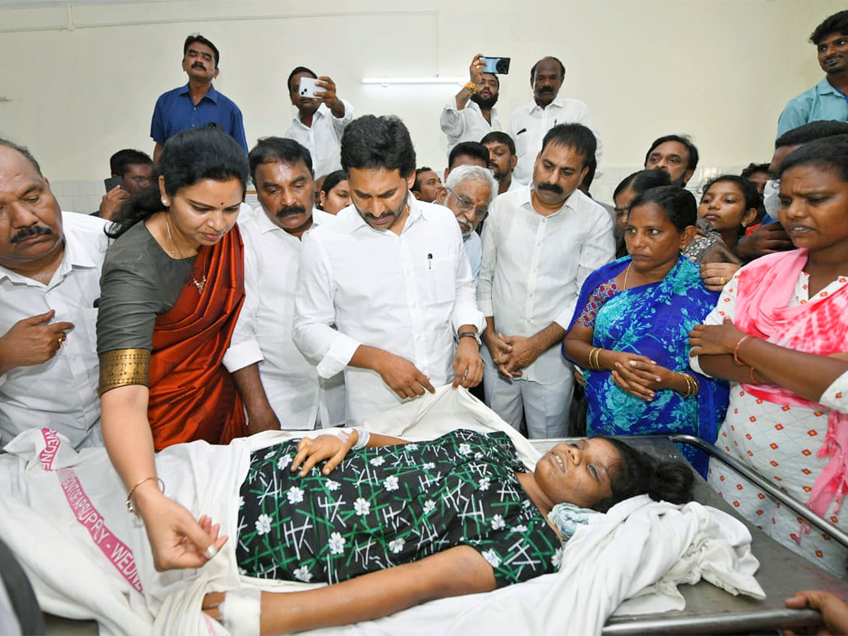 YSRCP Chief YS Jagan Mohan Reddy Consoles Sahana Family In Guntur; See Photos 6