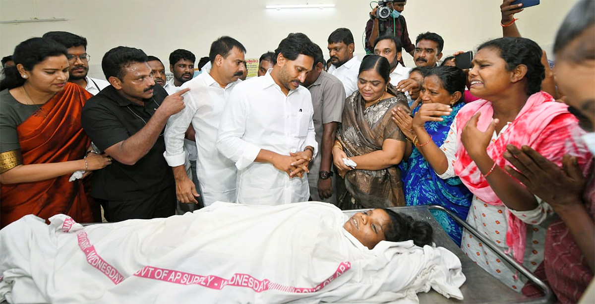 YSRCP Chief YS Jagan Mohan Reddy Consoles Sahana Family In Guntur; See Photos 7