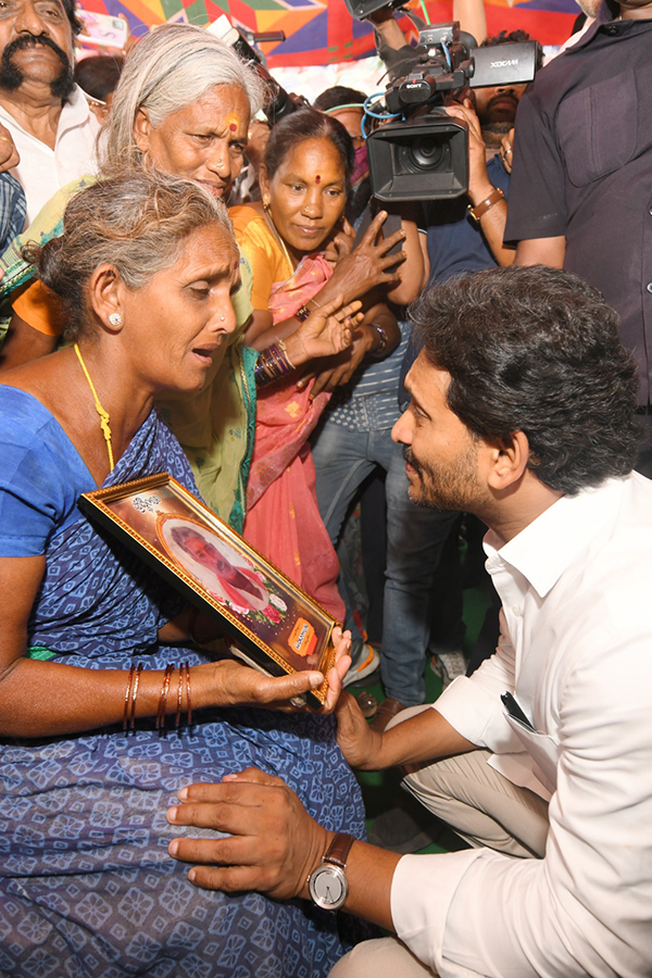 YS Jagan meets diarrhea victims in Gurla 2