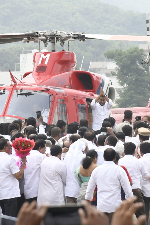 YS Jagan meets diarrhea victims in Gurla 9