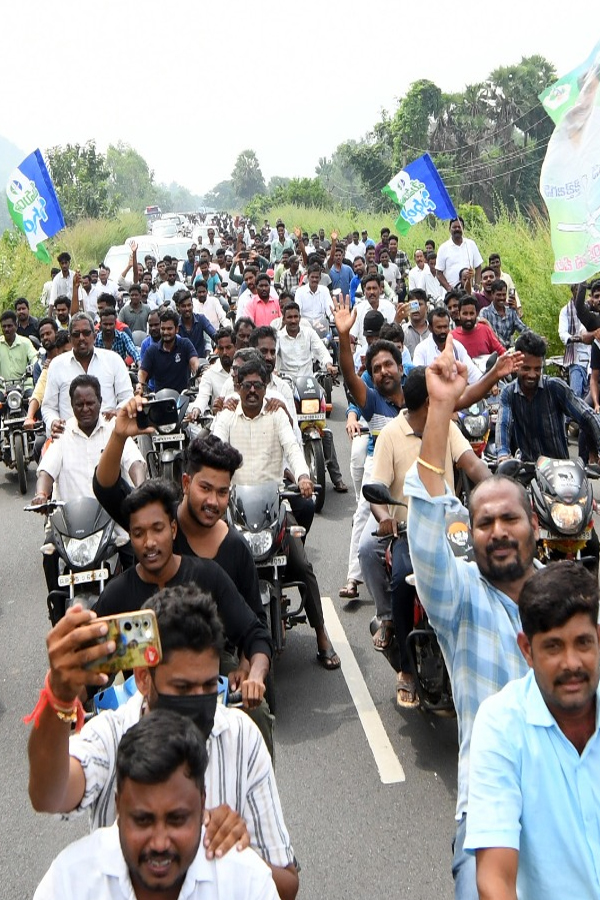 YS Jagan meets diarrhea victims in Gurla 13