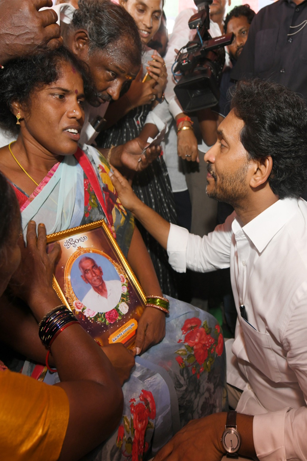 YS Jagan meets diarrhea victims in Gurla 3