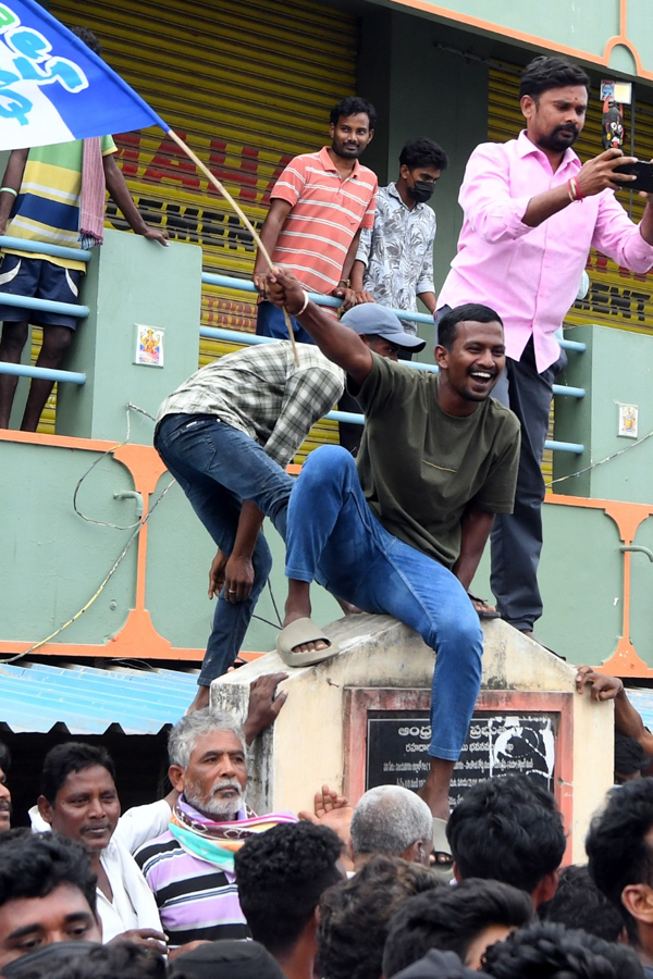 YS Jagan meets diarrhea victims in Gurla 17