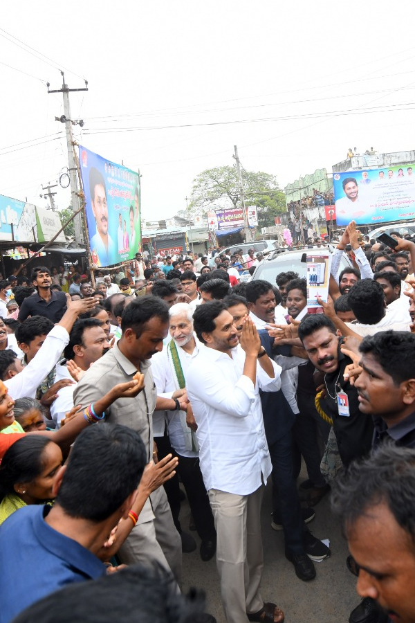 YS Jagan meets diarrhea victims in Gurla 18