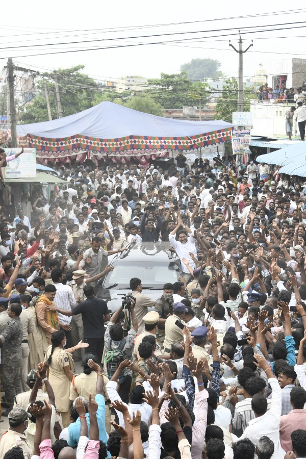 YS Jagan meets diarrhea victims in Gurla 20