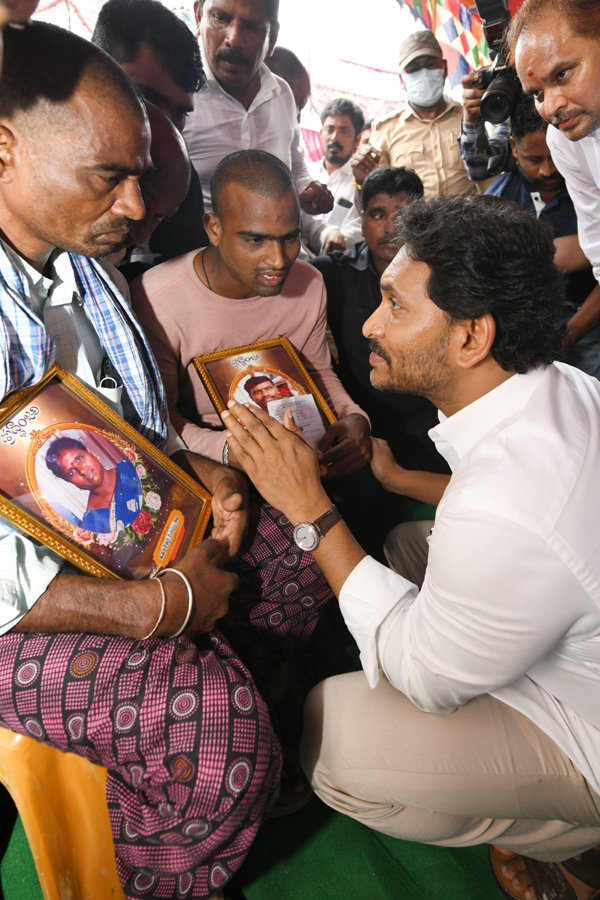 YS Jagan meets diarrhea victims in Gurla 4