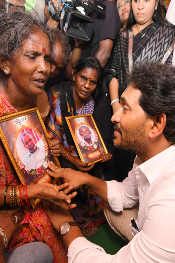 YS Jagan meets diarrhea victims in Gurla 6