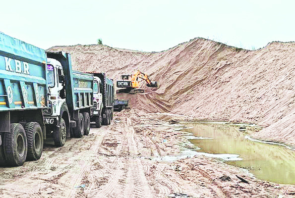  కాసులు కురిపిస్తున్న ఉచిత ఇసుక పథకం 1