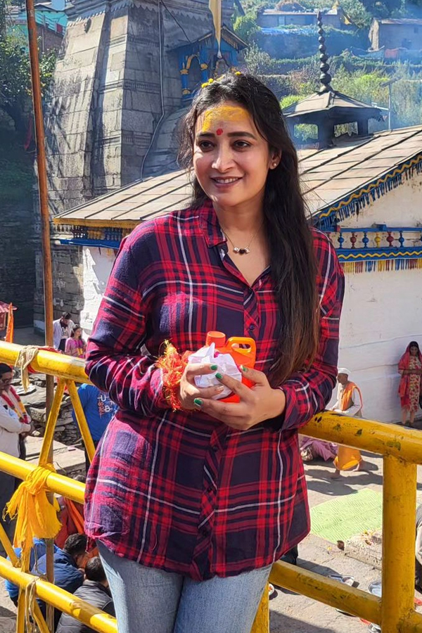 Actress Bhanu Sri Devotional Photos At Triyuginarayan Temple2