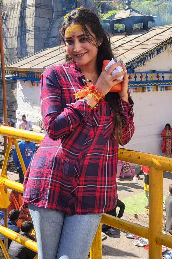 Actress Bhanu Sri Devotional Photos At Triyuginarayan Temple3