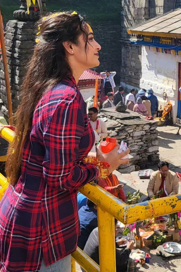 Actress Bhanu Sri Devotional Photos At Triyuginarayan Temple4