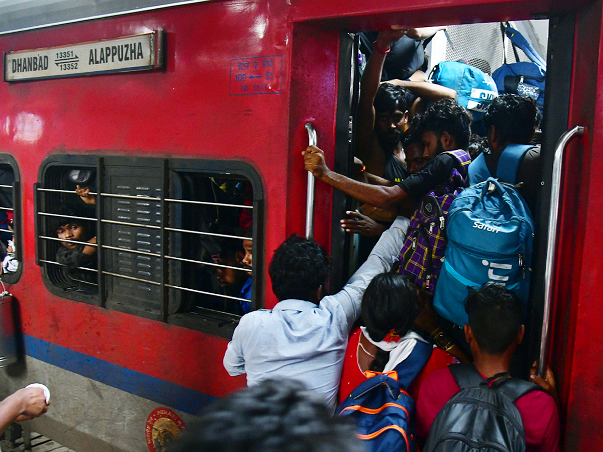 Cyclone Dana : 86 trains canceled passengers stranded1