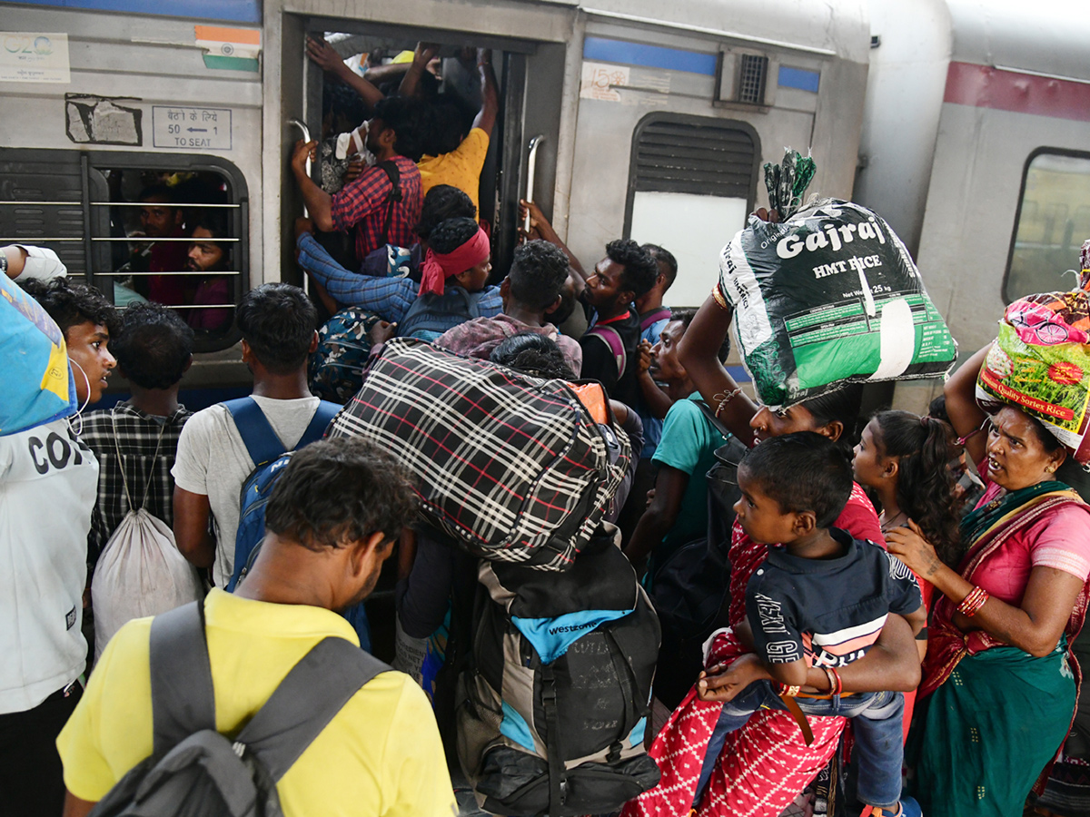 Cyclone Dana : 86 trains canceled passengers stranded10