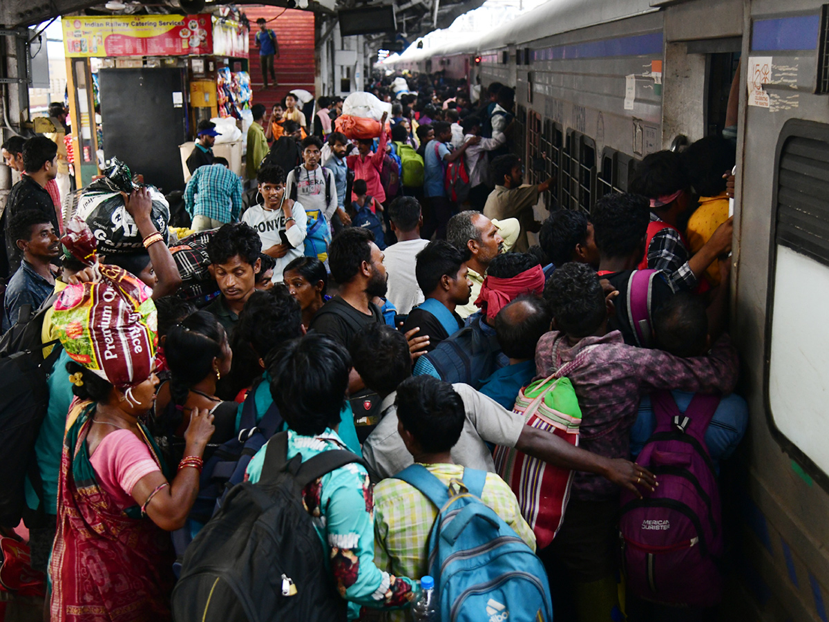 Cyclone Dana : 86 trains canceled passengers stranded12