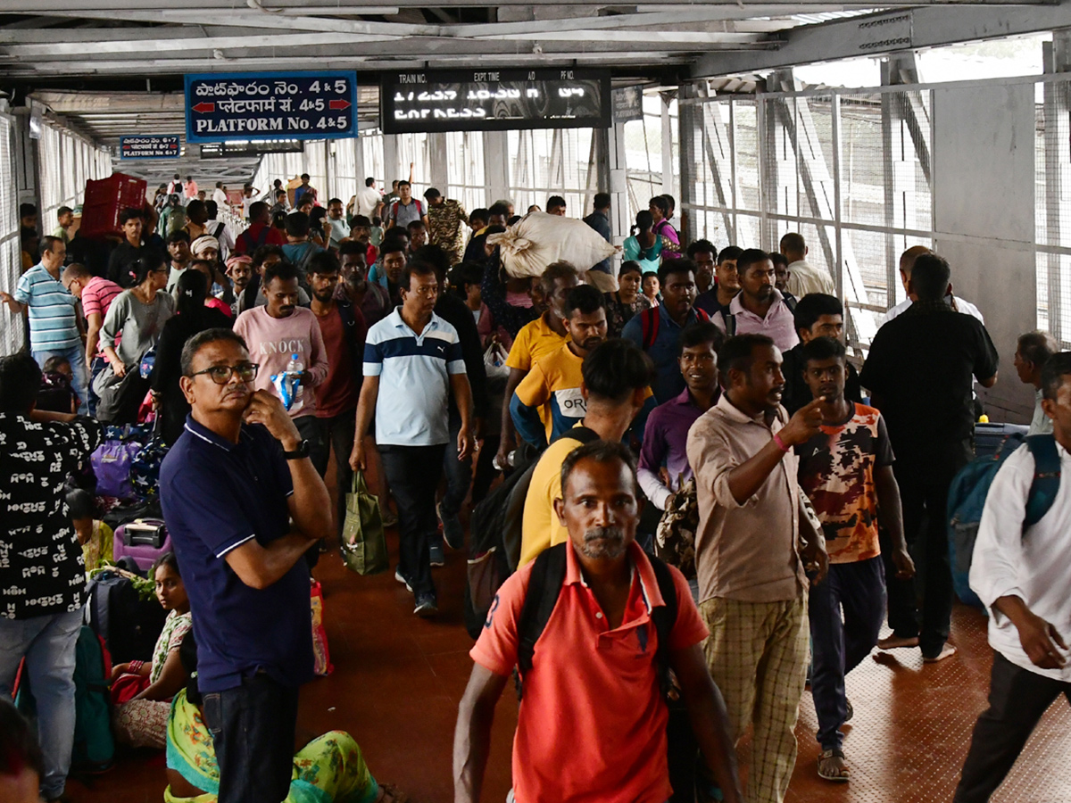 Cyclone Dana : 86 trains canceled passengers stranded15