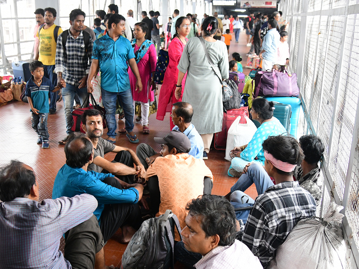 Cyclone Dana : 86 trains canceled passengers stranded16