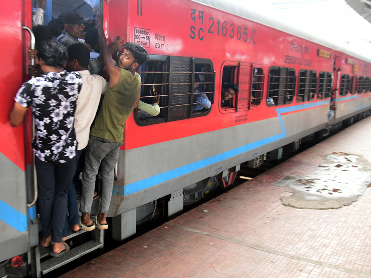 Cyclone Dana : 86 trains canceled passengers stranded18