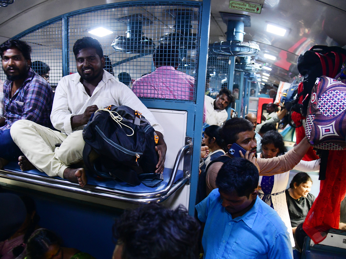 Cyclone Dana : 86 trains canceled passengers stranded19