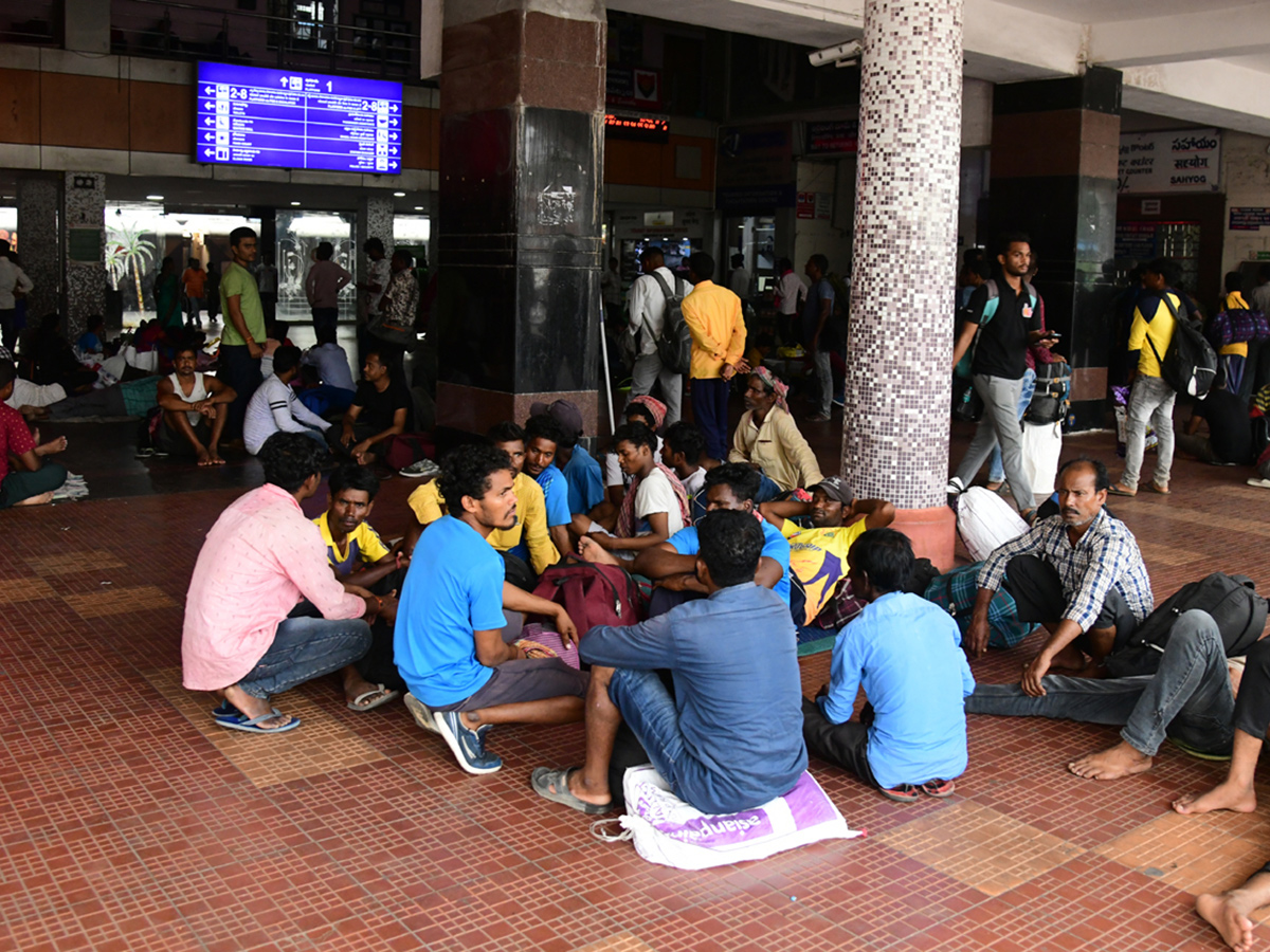 Cyclone Dana : 86 trains canceled passengers stranded22