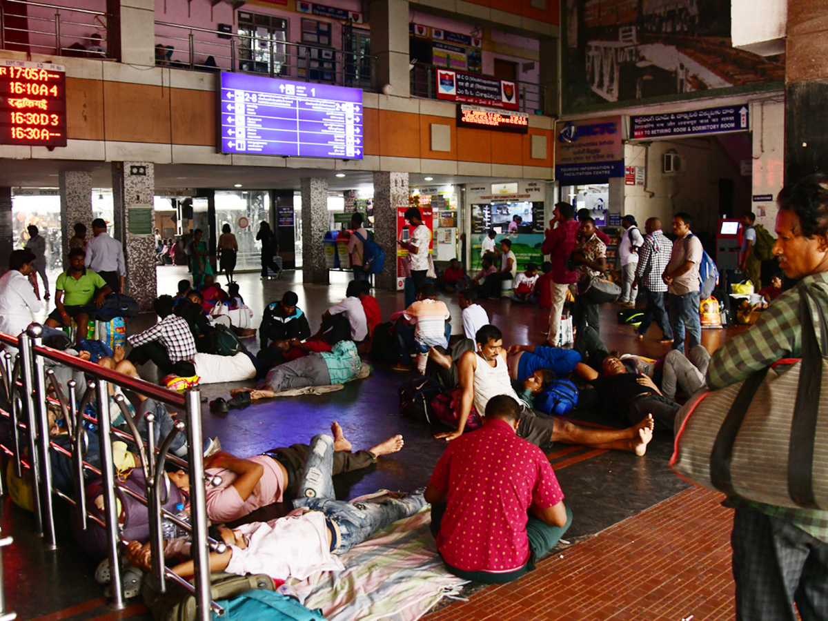 Cyclone Dana : 86 trains canceled passengers stranded23