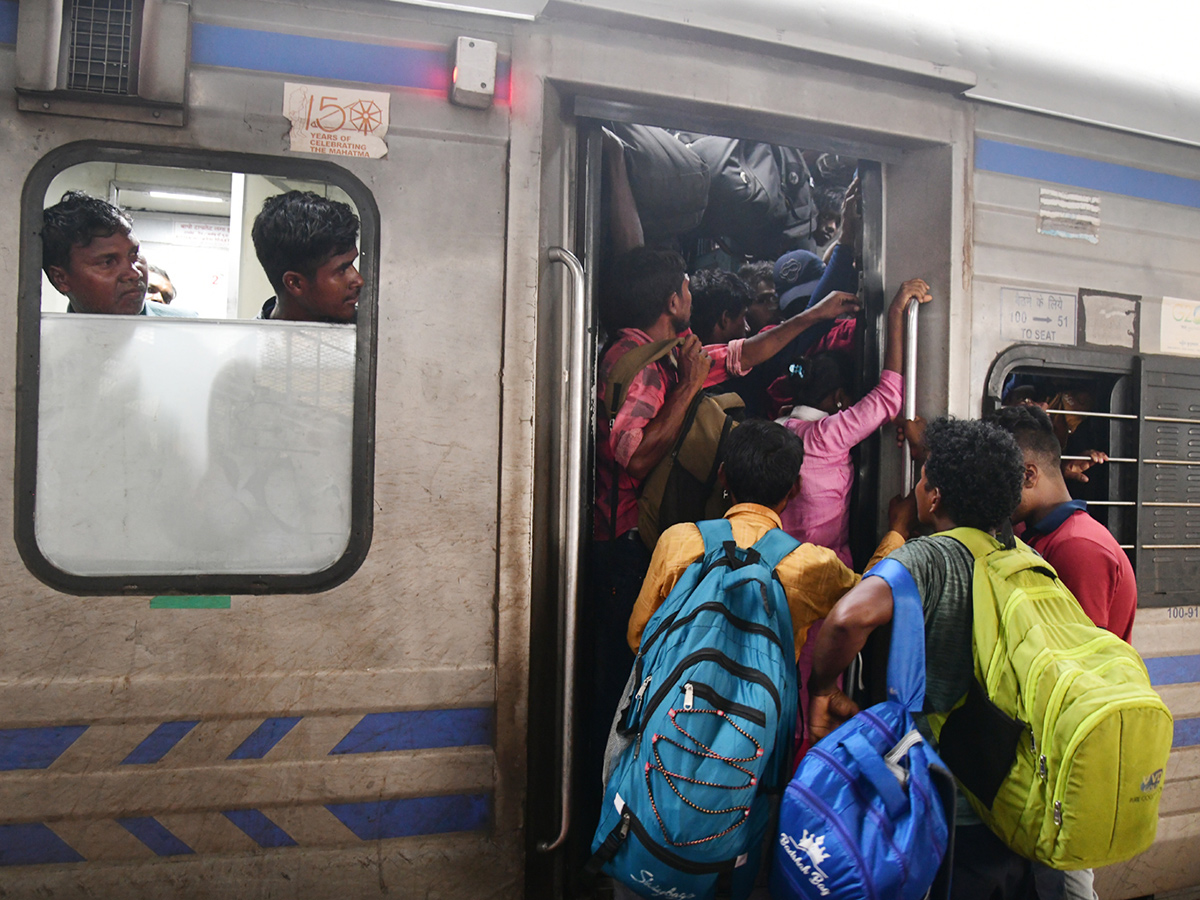 Cyclone Dana : 86 trains canceled passengers stranded6