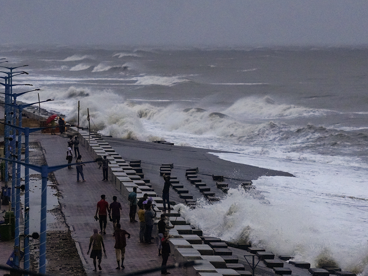 Cyclone Dana landfall Kolkata and Odisha Photos1