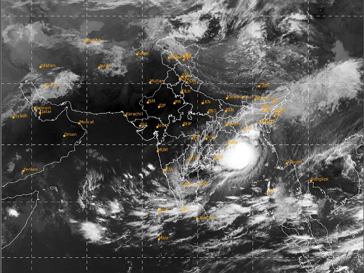 Cyclone Dana landfall Kolkata and Odisha Photos10