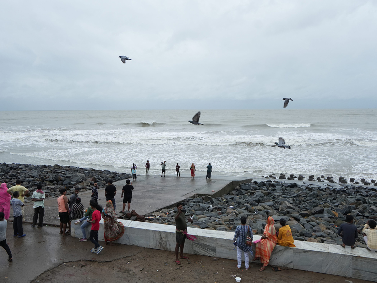 Cyclone Dana landfall Kolkata and Odisha Photos12