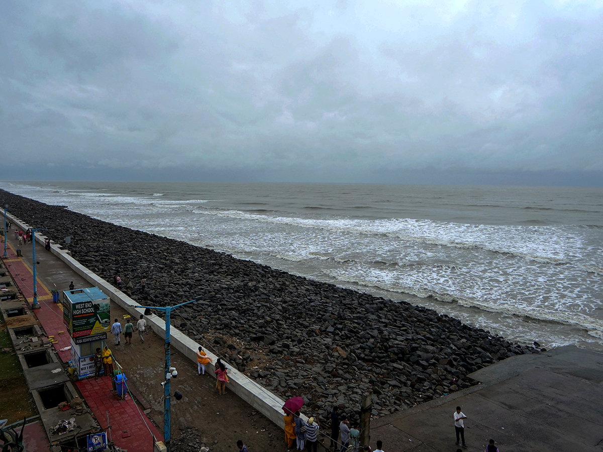 Cyclone Dana landfall Kolkata and Odisha Photos13