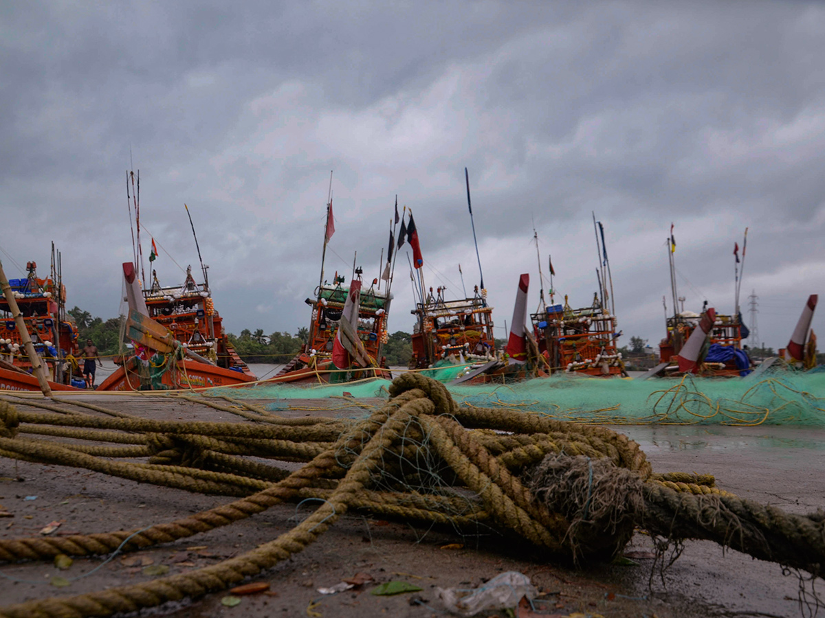 Cyclone Dana landfall Kolkata and Odisha Photos16