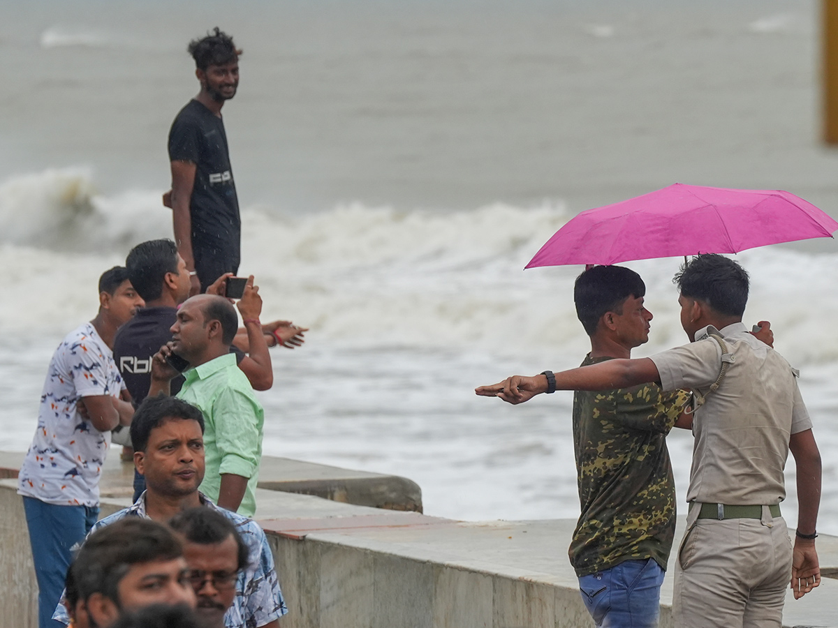 Cyclone Dana landfall Kolkata and Odisha Photos17