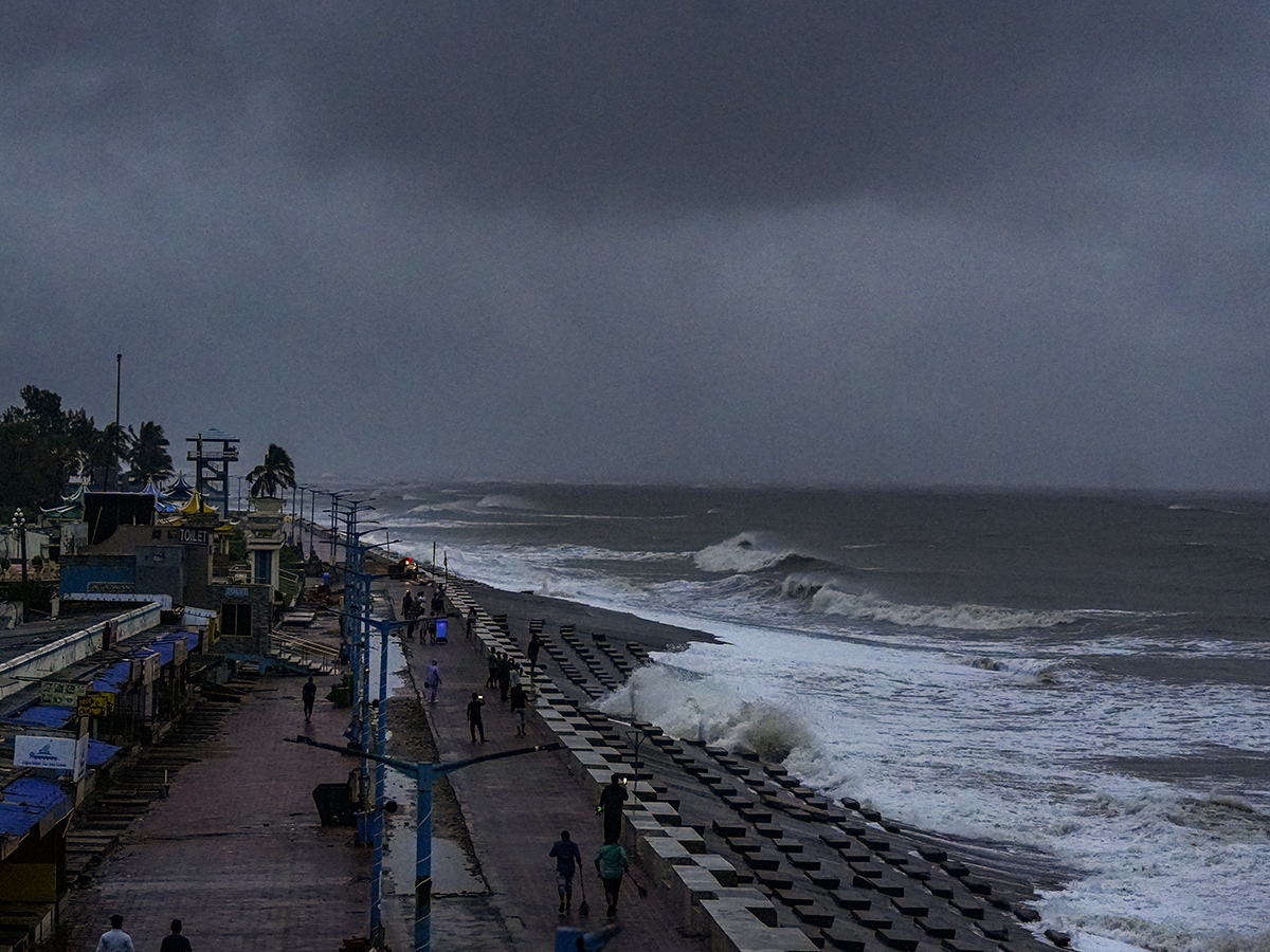 Cyclone Dana landfall Kolkata and Odisha Photos18