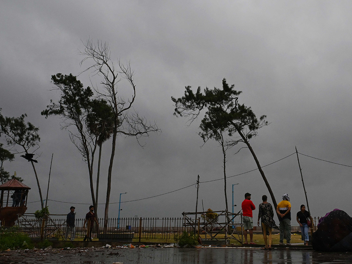 Cyclone Dana landfall Kolkata and Odisha Photos2