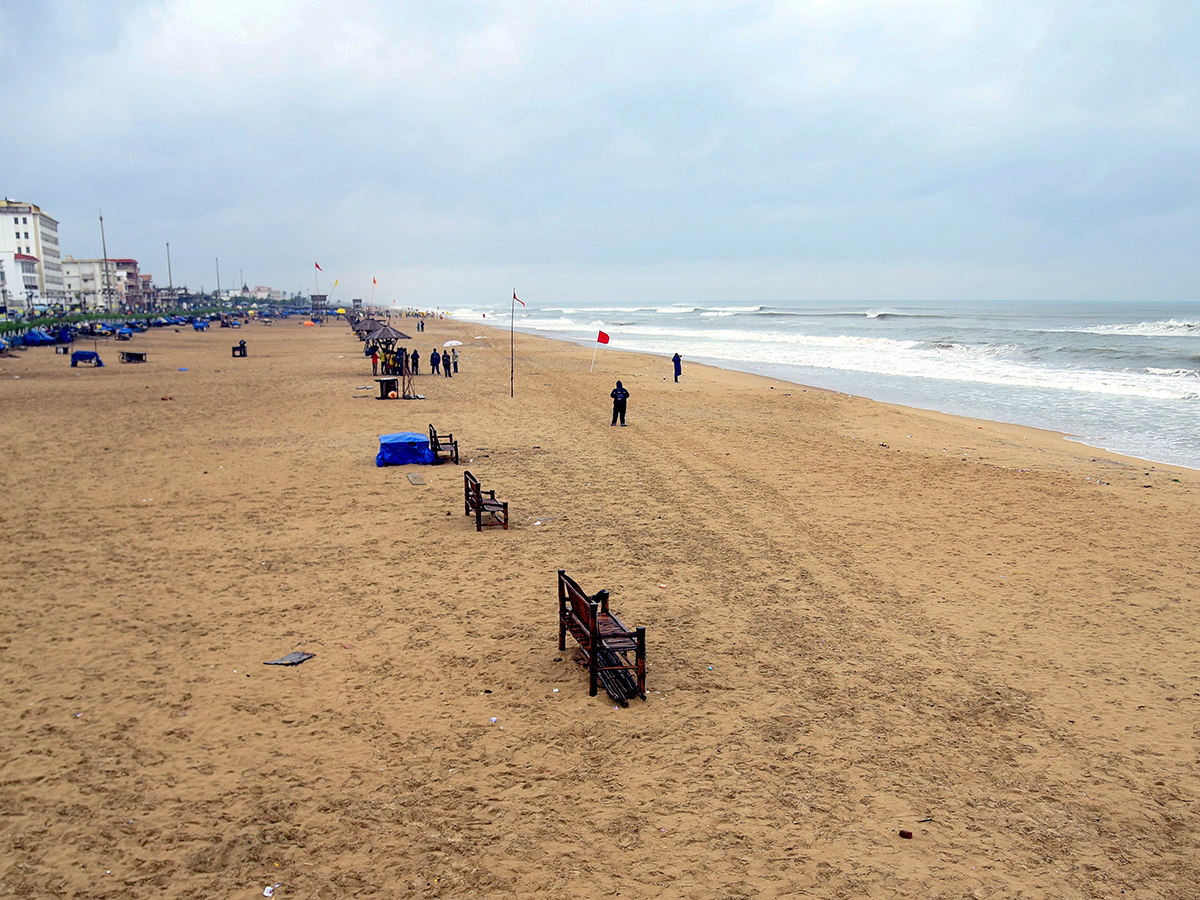 Cyclone Dana landfall Kolkata and Odisha Photos23