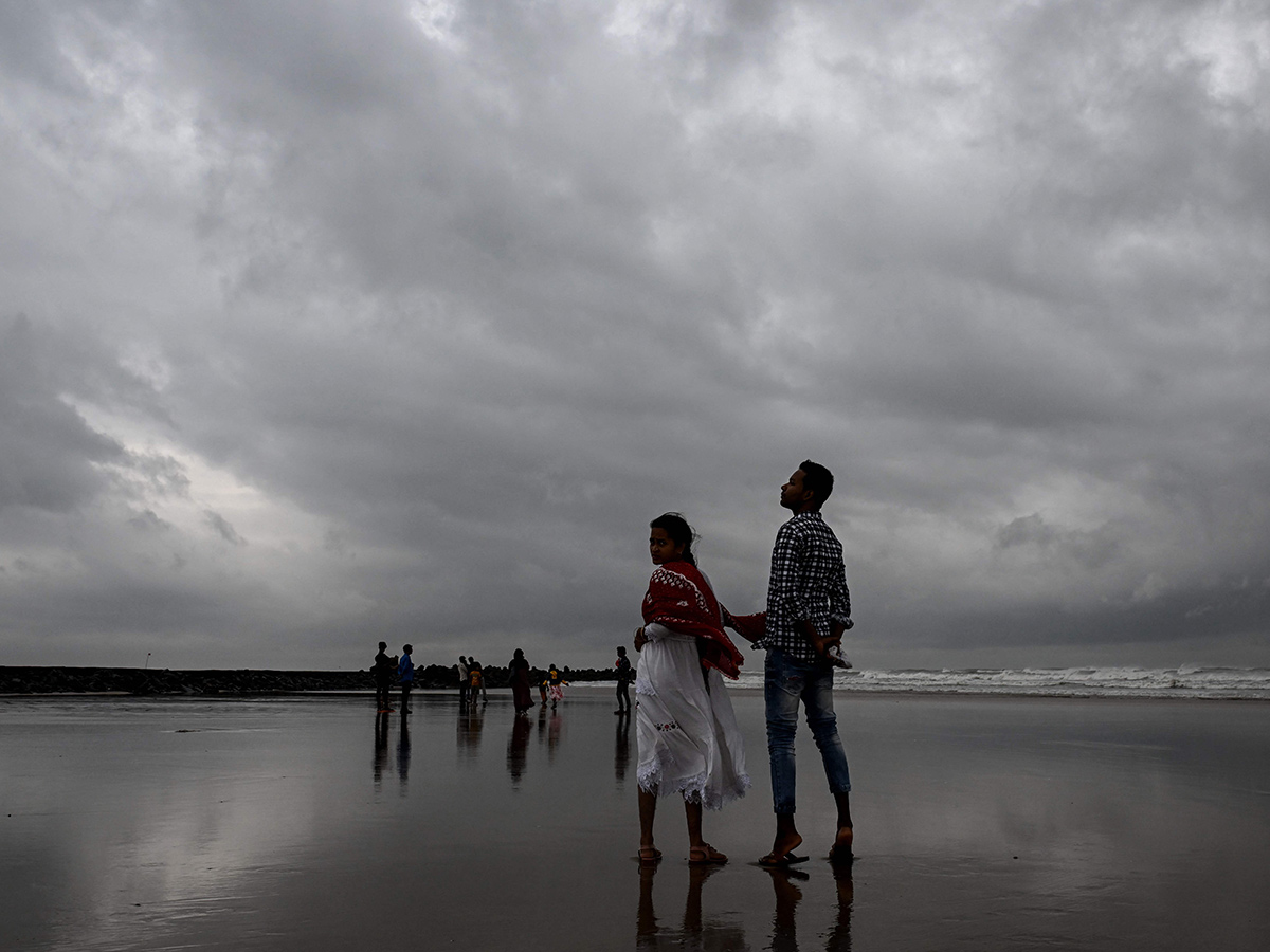 Cyclone Dana landfall Kolkata and Odisha Photos27