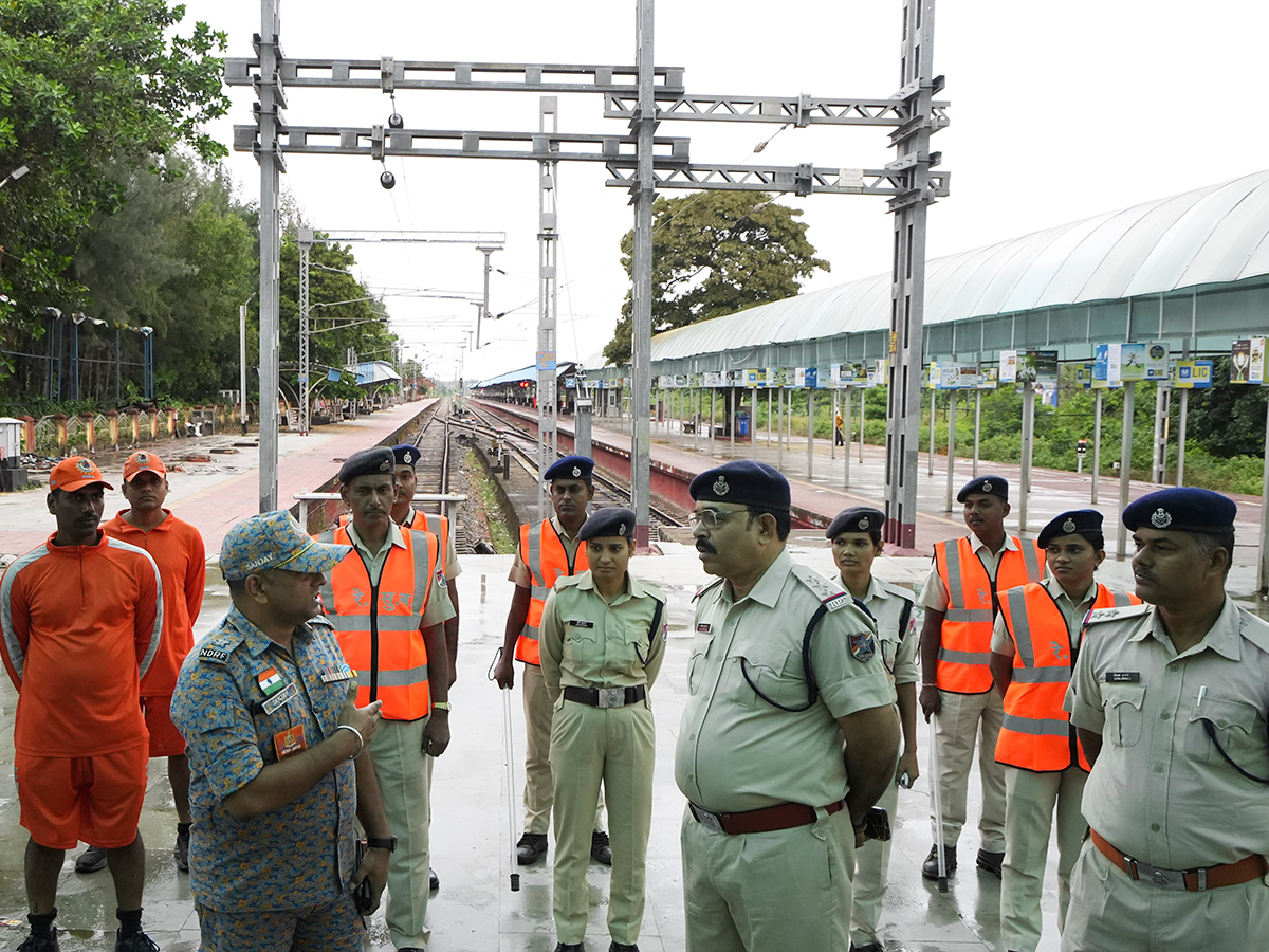 Cyclone Dana landfall Kolkata and Odisha Photos31