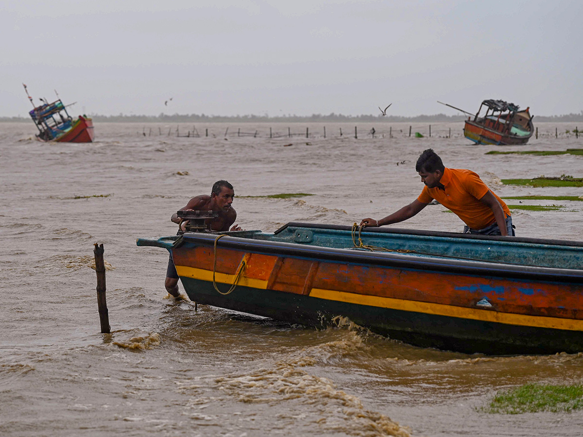 Cyclone Dana landfall Kolkata and Odisha Photos34