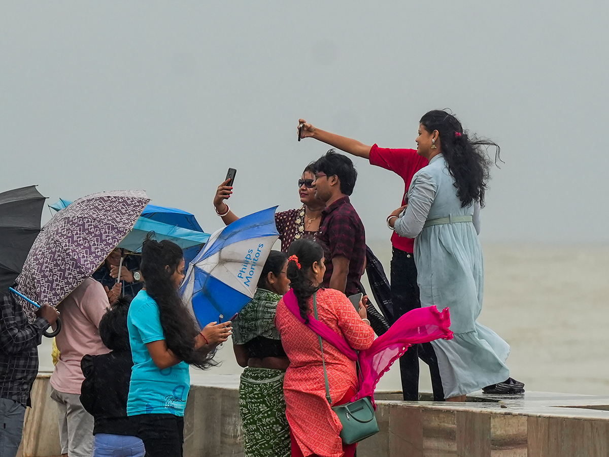 Cyclone Dana landfall Kolkata and Odisha Photos38