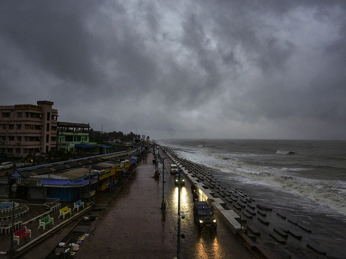 Cyclone Dana landfall Kolkata and Odisha Photos41