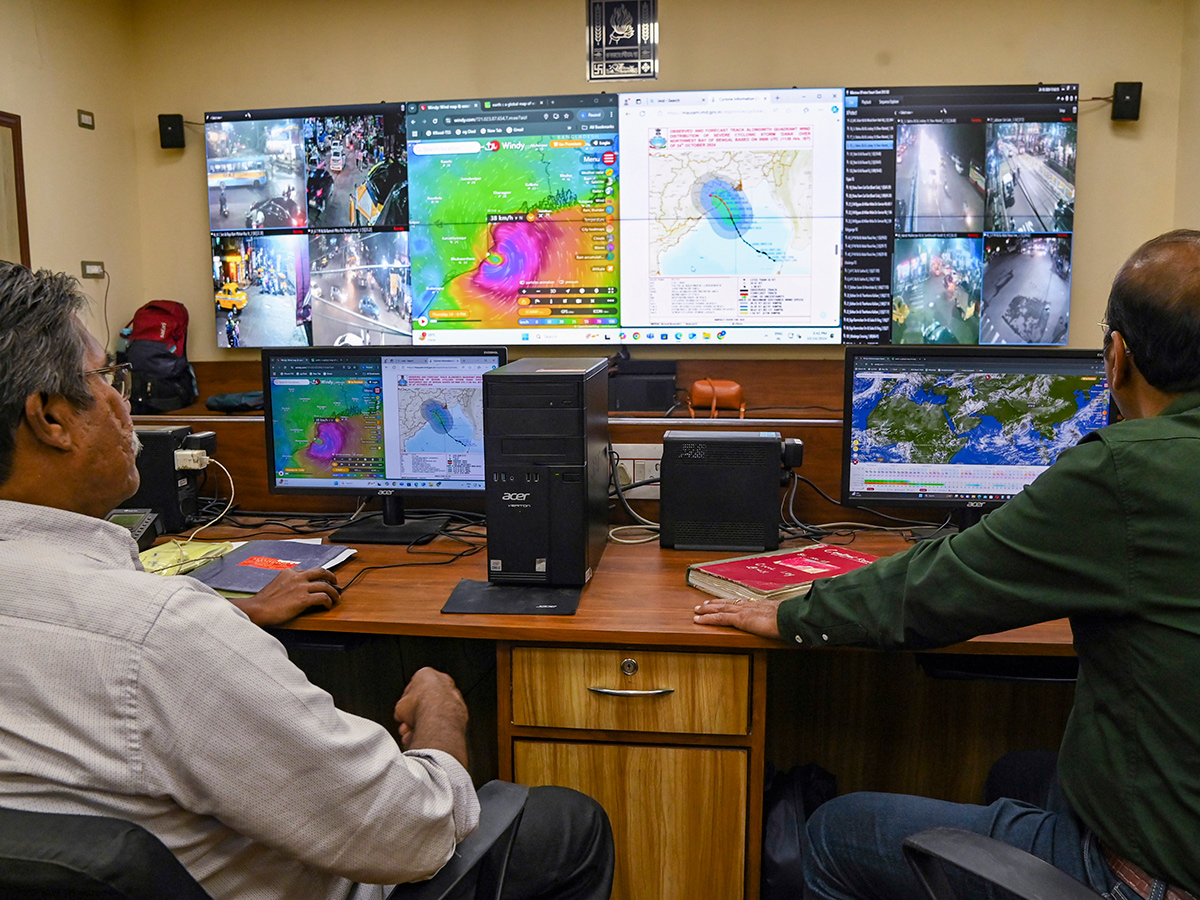 Cyclone Dana landfall Kolkata and Odisha Photos45